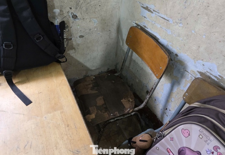 Phụ huynh rơi nước mắt nhìn phòng học của con tại trường công lập ở TPHCM - 4