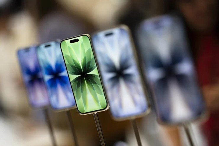 iPhone 17 Pro Max sống sót thần kỳ sau nhiều màn "đập phá".