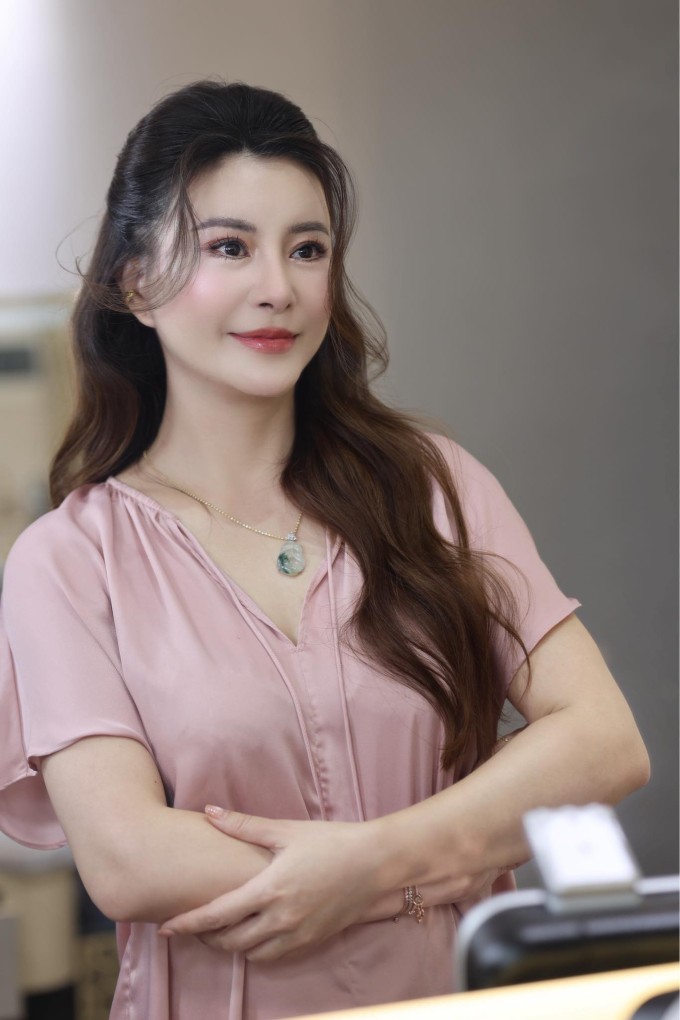 Cách đây hai tháng, NSƯT Kim Oanh thực hiện ca đại phẫu dài 8 tiếng gồm các thủ thuật căng da mặt, hạ sống mũi, cắt bọng mắt và hút mỡ nọng cằm với chi phí hơn 1 tỷ đồng. "Tôi chỉ muốn quay trở lại tuổi thanh xuân chứ không hề can thiệp gì đến xương hàm nên các nét đặc trưng của tôi từ gò má cao, hàm rộng hay cằm nhọn vẫn được giữ nguyên", NSƯT Kim Oanh từng nói.