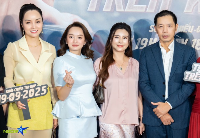 Tối 18/9, NSƯT Kim Oanh được chú ý khi xuất hiện tại buổi ra mắt phim điện ảnh 'Tử chiến trên không' sau hai tháng công khai phẫu thuật thẩm mỹ.