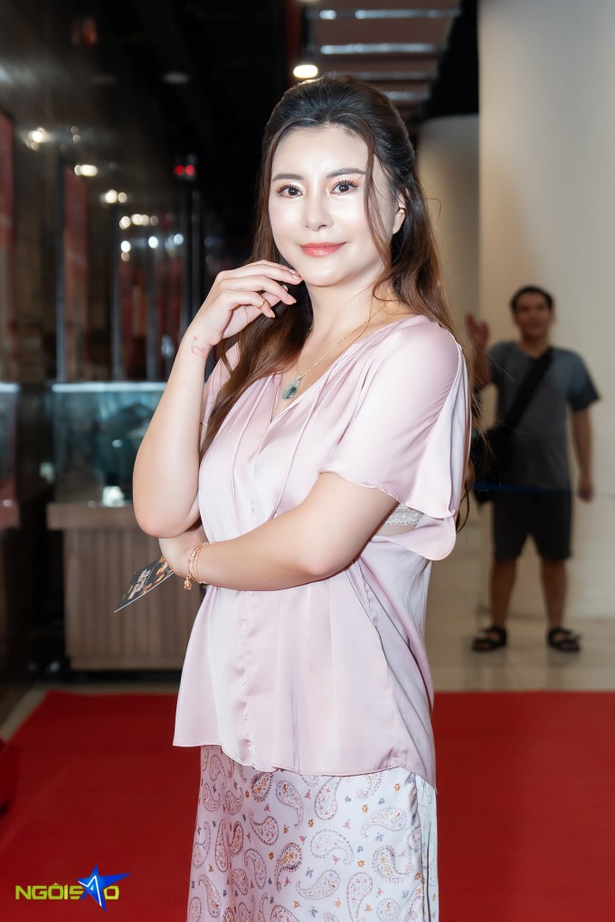 "Tôi thích tôi của hiện tại nhưng cũng mong hồi phục nhanh hơn nữa vì mặt tôi giờ vẫn hơi bị căng khi cười. Tôi tin mình sẽ có diện mạo đúng ý sau 6 tháng phẫu thuật", Kim Oanh nói.