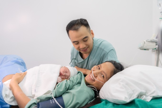 Vợ chồng H'Hen Niê bên con đầu lòng. Ảnh: Nhân vật cung cấp