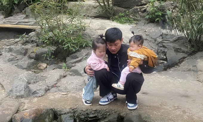 Anh Tuấn bên hai con gái, trong dịp Tết, năm 2025. Ảnh: Trần Duyên