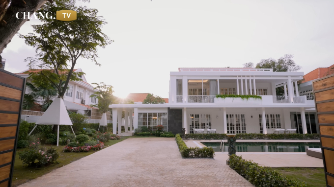 Phía bên ngoài biệt thự. Nguồn: Chang.TV.