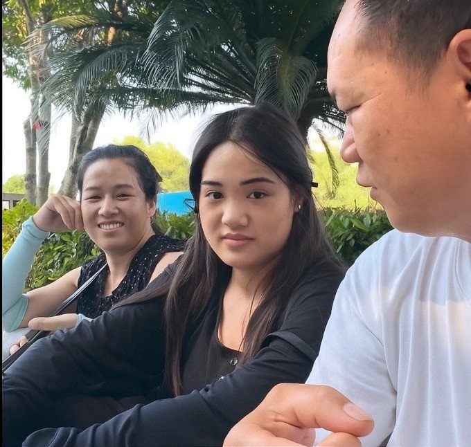 Cho rằng con gái vốn là người hướng nội và lần đầu tiên sống ở một thành phố xa lạ nên ông Cao rất lo lắng. Ảnh chụp màn hình