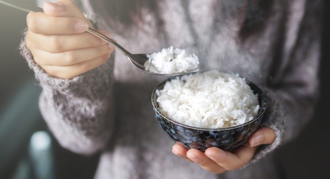 Ăn cơm trắng để nguội tốt cho sức khỏe đường ruột, hỗ trợ giảm cân.