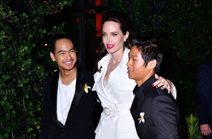 Ba mẹ con Angelina Jolie, Maddox (trái) và Pax Thiên tại buổi công chiếu phim "First They Killed My Father" ở New York năm 2017. Ảnh: GC Images