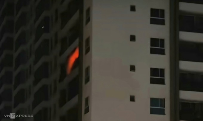  Lửa từ trong căn hộ rộng khoảng 70  m2 ở tầng 11 lan ra ngoài ban công. Ảnh: Đình Văn  