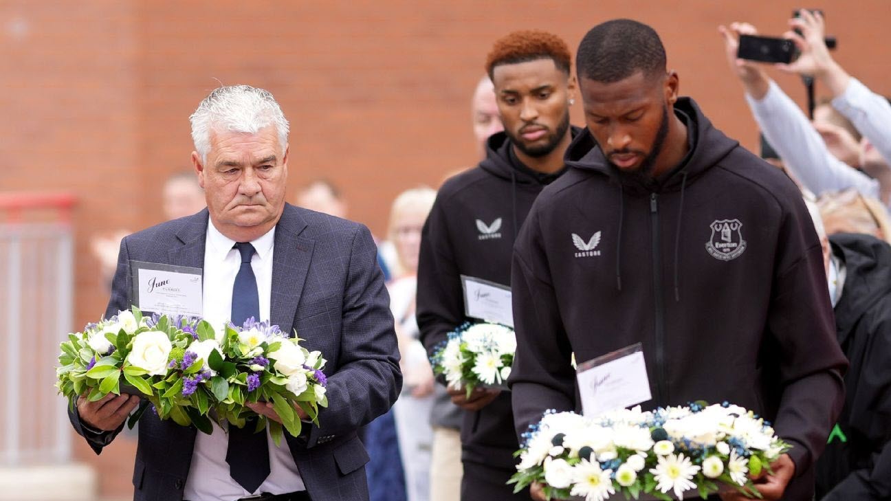 Beto (phải) đại diện cho Everton đặt vòng hoa tưởng nhớ Diogo Jota