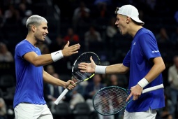 Rực lửa tennis Laver Cup: Alcaraz & Mensik tỏa sáng, đội châu Âu dẫn 3-1
