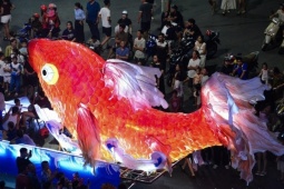 Cá chép, rồng khổng lồ ‘bơi’ giữa phố