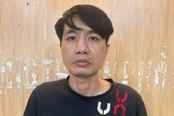 Bực tức bị xử phạt, gã thanh niên phá hoại xe CSGT