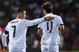 Ronaldo giận dữ phản ứng khi bị gọi là "HLV trưởng thực sự" của tuyển Bồ Đào Nha