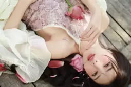 Lilly Luta chụp ảnh hoa sen, netizen khen ngợi hết lời về nhan sắc