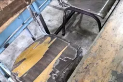 Phụ huynh rơi nước mắt nhìn phòng học của con tại trường công lập ở TPHCM