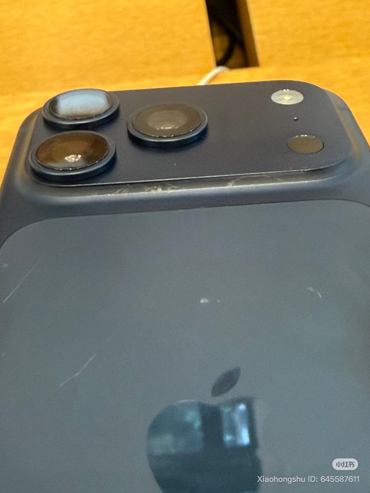 Chưa kịp nóng tay, iPhone 17 đã tái hiện nỗi ám ảnh 12 năm về trước - 2