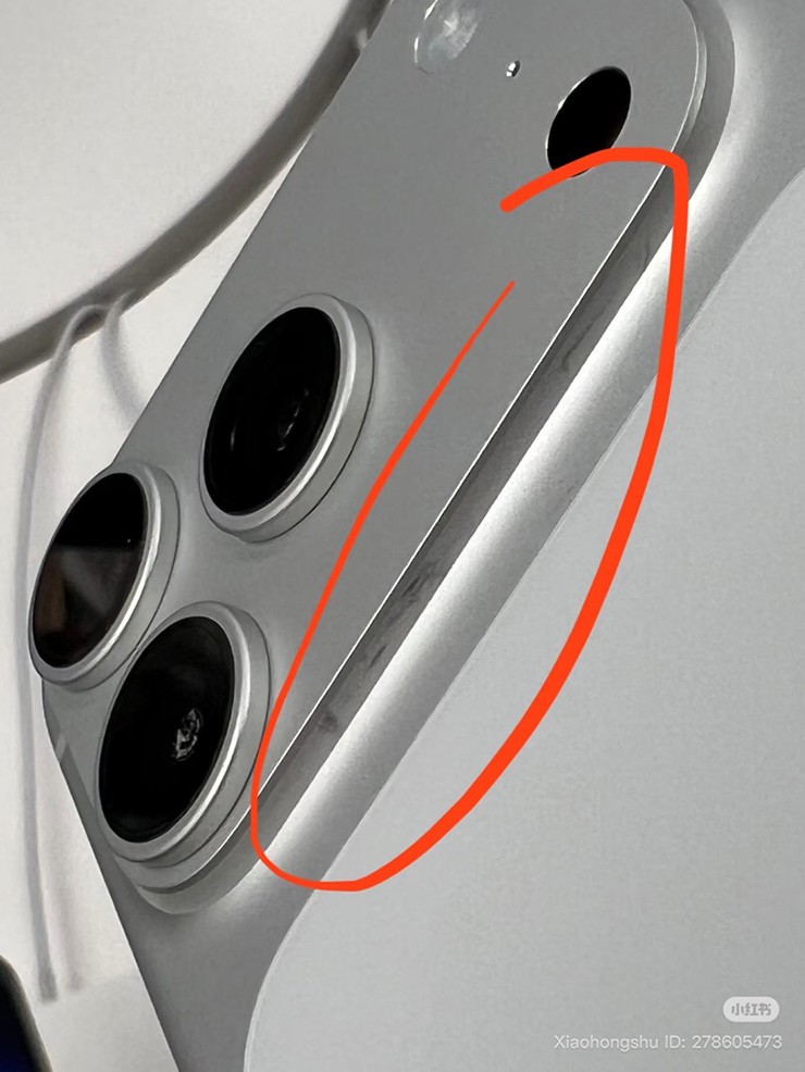 Một số hình ảnh iPhone 17 tối màu dễ bị trầy xước được chia sẻ trên các mạng xã hội.