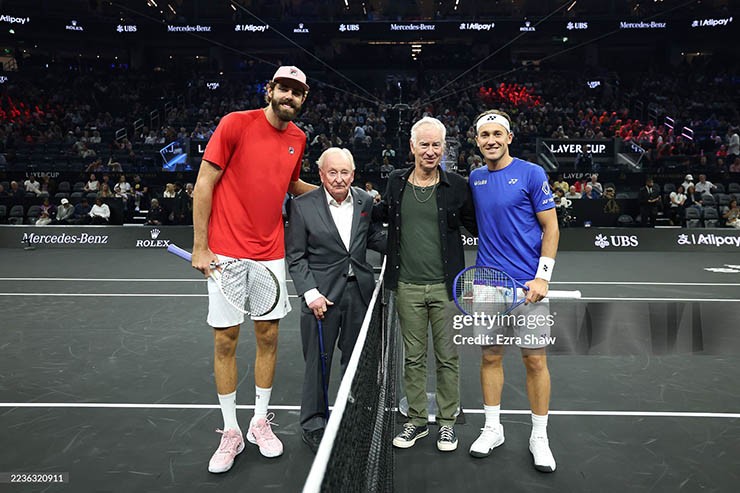 Opelka (áo đỏ) đối đầu Ruud trong trận khai màn Laver Cup 2025