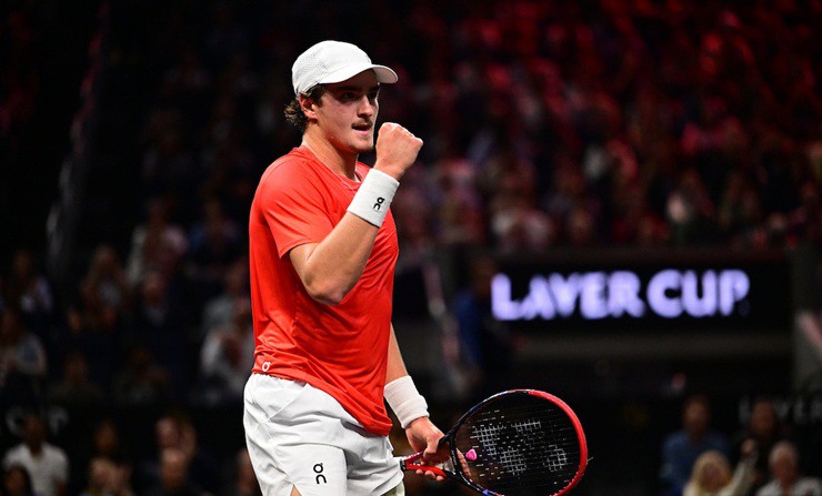 Fonseca rút ngắn cách biệt xuống còn 2-1 cho đội Thế giới