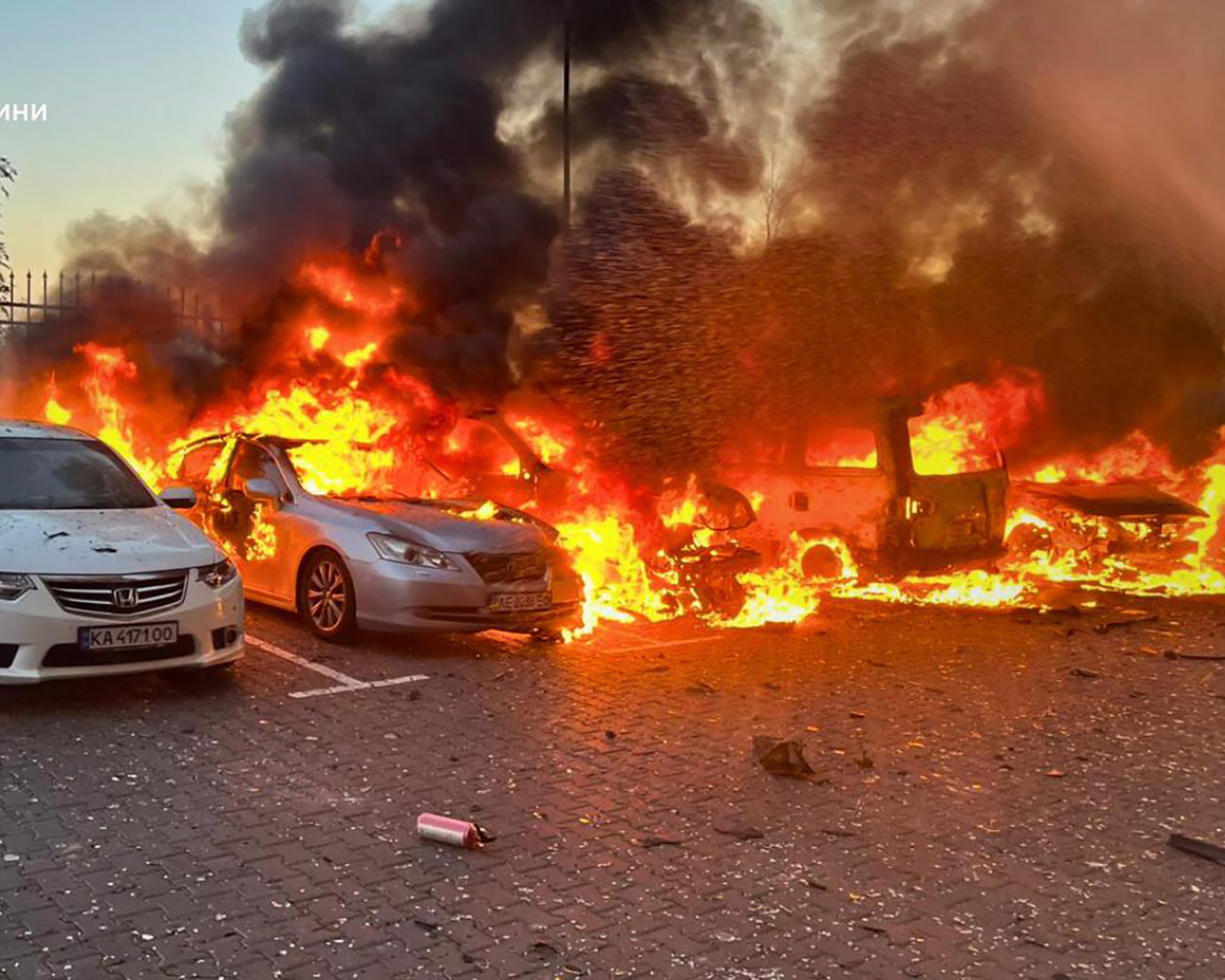 Ô tô bốc cháy ở Kiev khi thành phố bị UAV tập kích hôm 20/9 (ảnh: Guardian)