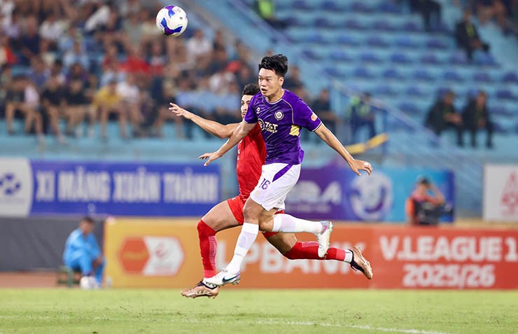 Hà Nội (áo tím) so tài cùng Thể Công Viettel