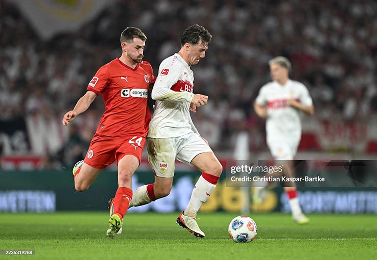 Stuttgart (áo trắng) chiếm thế chủ động