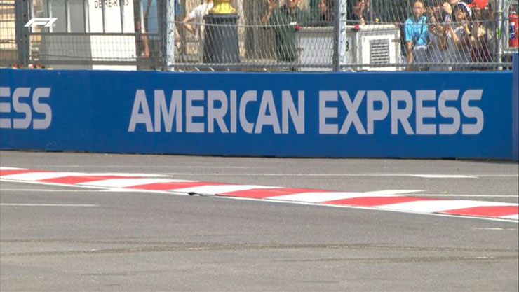 Cờ đỏ đầu tiên xuất hiện để sửa gờ kerb cua 16