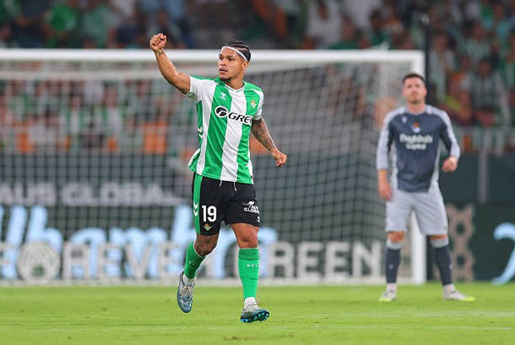 Cucho đưa Betis dẫn trước chỉ sau 7 phút, nhưng thế dẫn bàn không kéo dài được lâu