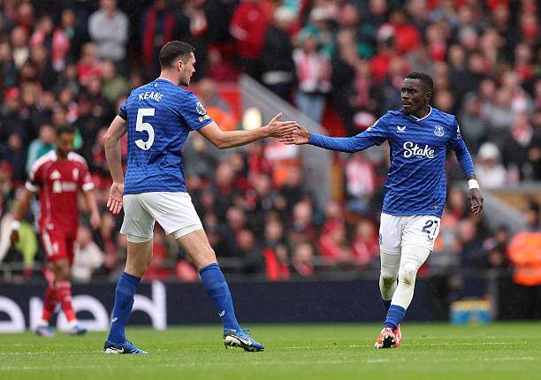 Gueye (phải) rút ngắn tỷ số cho Everton ở đầu hiệp 2