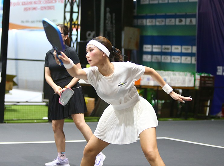 Đây là cú đánh không quá khó với các VĐV chuyên nghiệp nhưng lại là hiếm với các tay vợt phong trào trình độ thấp, đặc biệt là với một tay vợt nữ như hot girl yoga này.