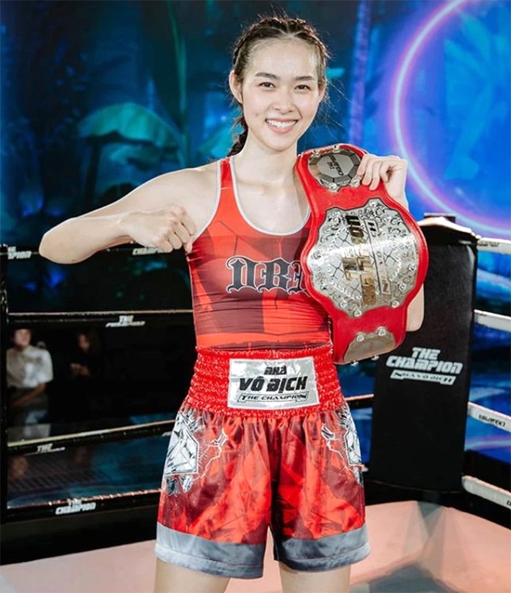 Song song đó, nữ diễn viên 9x còn chơi tốt nhiều môn thể thao khác như golf, boxing hay chạy bộ. Cô cũng từng giành đai tại đấu trường boxing The Champion (Nhà vô địch) 2021.