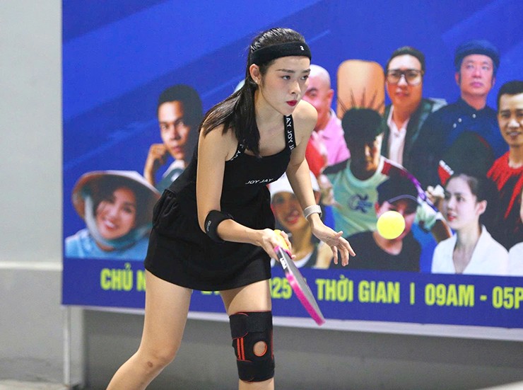 “Các môn thể thao tôi chơi trước đây hỗ trợ cho tôi rất nhiều khi đến với pickleball. Chạy bộ, đá cầu giúp đôi chân của tôi khỏe hơn. Boxing giúp tay tôi linh hoạt, đánh có lực và phản xạ tốt hơn”, người đẹp cao 1m7 nói.