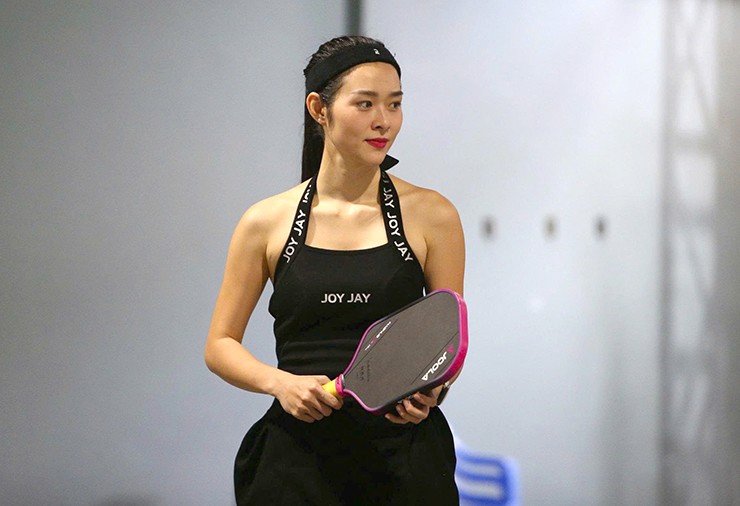 “Tôi biết đến pickleball được khoảng 1 năm nhưng thời điểm đó, công việc quá bận nên tôi hầu như không có thời gian để tập, có khi cả tháng mới ra sân được 1-2 lần. Thời gian gần đây, tôi tập luyện được nhiều hơn và ra sân với tần suất khoảng 2-3 buổi một tuần”, nữ diễn viên cho biết.
