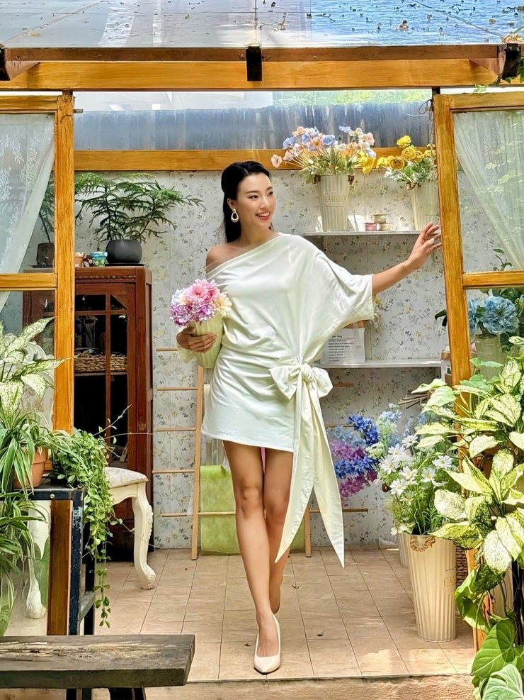 Sau khi hôn nhân tan vỡ, Hoàng Oanh hiện tập trung vào công việc và nuôi dạy con trai Max.
