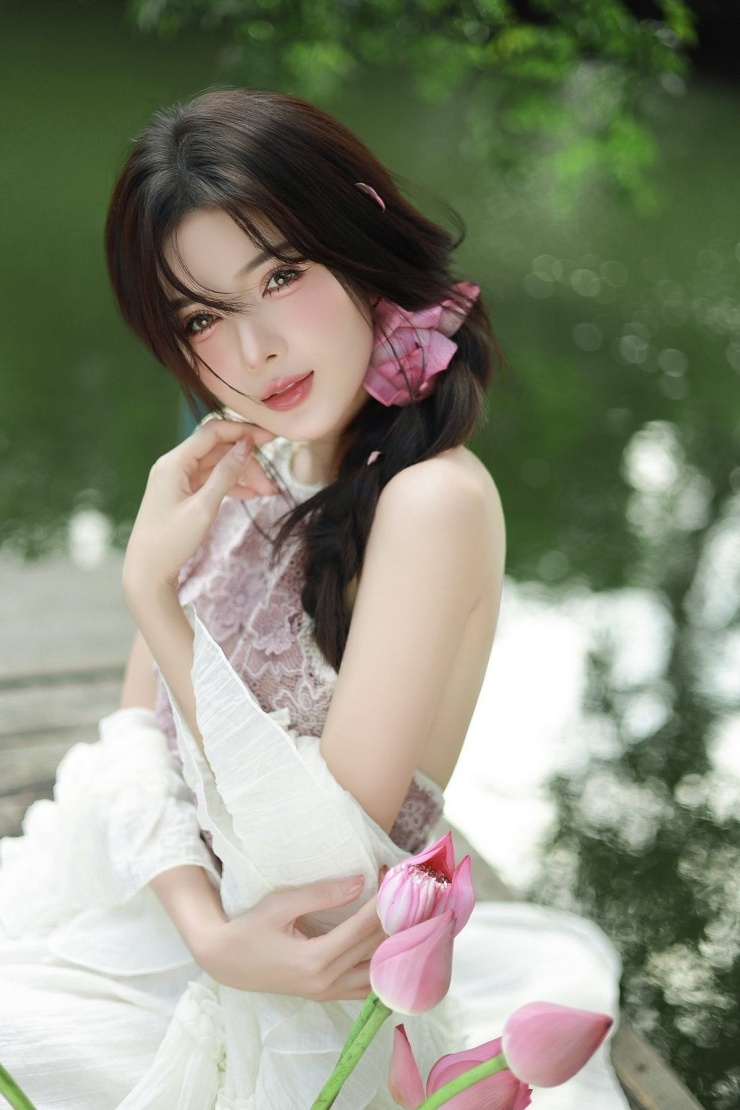 Loạt ảnh bên hoa sen của Lilly Luta không chỉ làm sống dậy những nét đẹp truyền thống mà còn tôn lên nhan sắc thanh thoát của cô, khiến nhiều người phải thốt lên rằng 'hoa ghen thua thắm, liễu hờn kém xanh'.