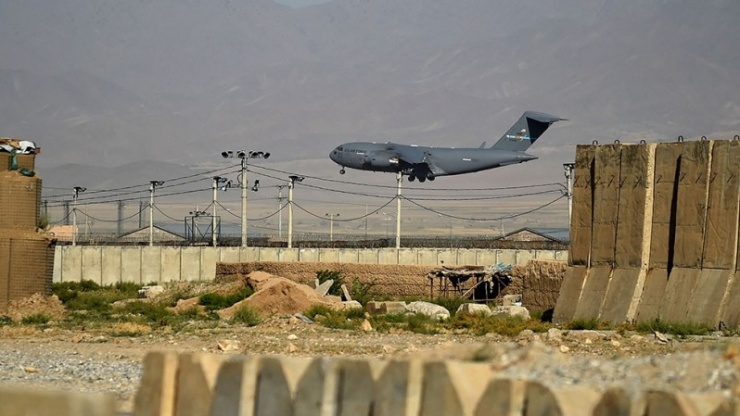 Máy bay hạ cánh xuống căn cứ Bagram. Ảnh: The Hill