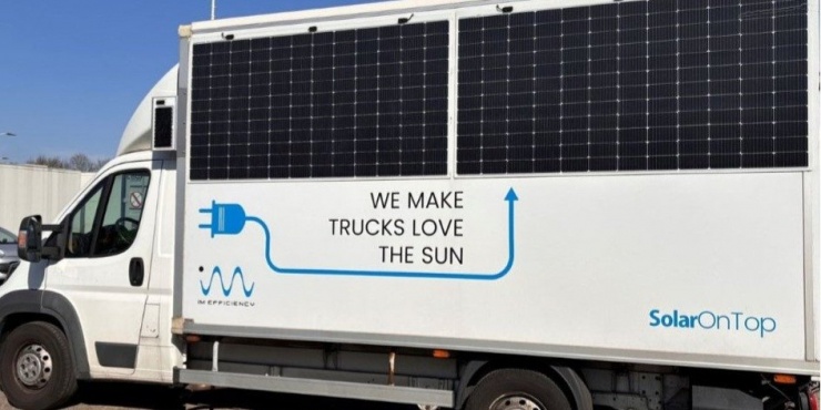 Không lo về giá điện, ô tô gắn hệ thống điện mặt trời chạy bon bon trên phố - 1