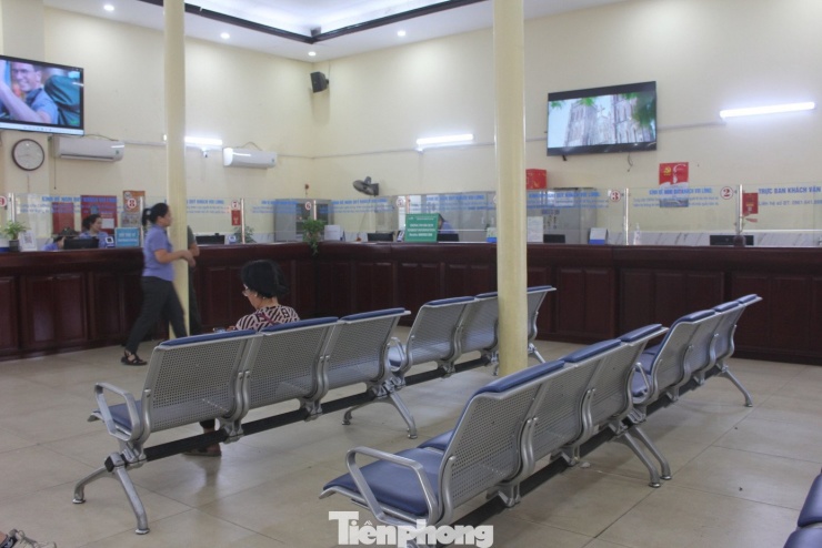 Thay vì đến mua vé tàu Tết trực tiếp, hành khách chuyển sang hình thức đặt vé online. Ảnh: Lộc Liên.