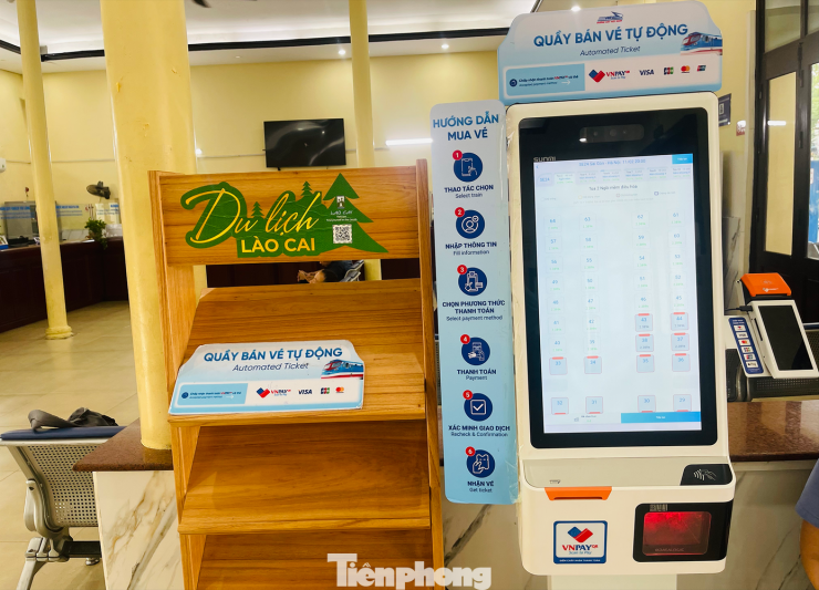 Ngành đường sắt ngày càng đẩy mạnh chuyển đổi số trong việc bán vé, giúp giảm giấy tờ, hạn chế sai sót thủ công và nâng cao năng suất. Ảnh: Lộc Liên.