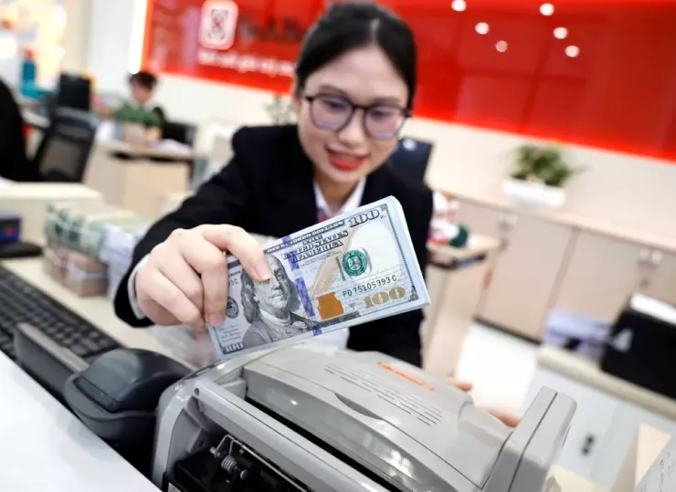 Giao dịch USD tại một ngân hàng. Ảnh minh họa