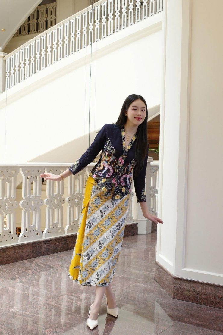 Thanh Thủy được khen 'sáng bừng' khi diện trang phục Abaya - 4