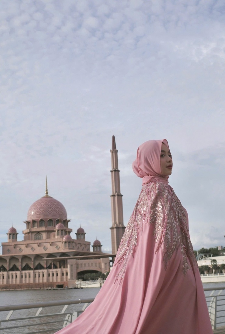 Thanh Thủy được khen 'sáng bừng' khi diện trang phục Abaya - 3