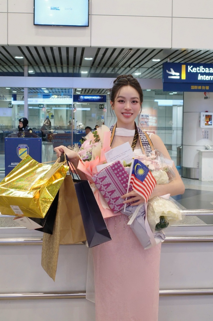 Thanh Thủy được khen 'sáng bừng' khi diện trang phục Abaya - 6