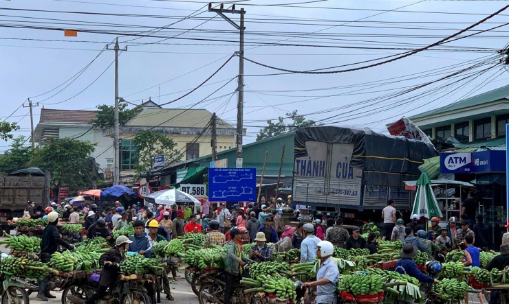 Khu vực phía trước chợ Tân Long hôm xảy ra vụ xe tải lao vào chợ.