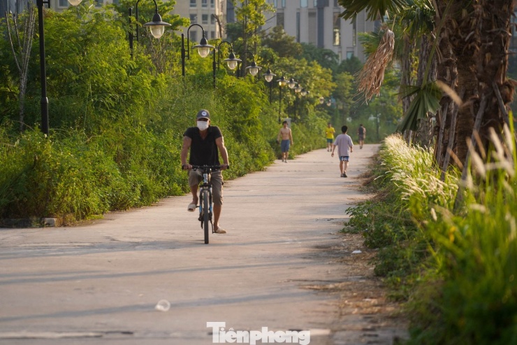 Hàng ngày vẫn có người dân tới đạp xe, chạy bộ tuy nhiên số lượng không nhiều. "Ban ngày còn có người ghé qua, chiều tối trở đi thì chẳng ai dám lại gần", một người dân cho hay.