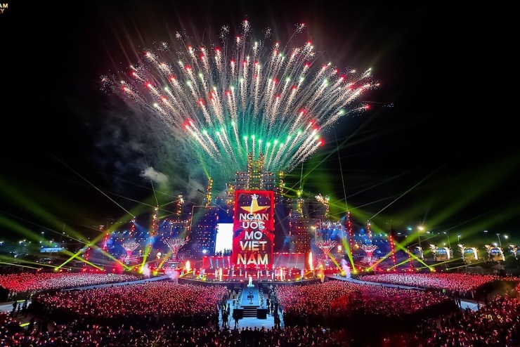 Tiếp nối thành công của V Fest - Thanh xuân rực rỡ và V Concert - Rạng rỡ Việt Nam, Đài Truyền hình Việt Nam tiếp tục mang đến V Fest - Vietnam Today vào tối 20/9. Chương trình được tổ chức tại Trung tâm Triển lãm Quốc gia (Đông Anh, Hà Nội). Đại nhạc hội V Fest - Vietnam Today - điểm nhấn khép lại chuỗi hoạt động kỷ niệm 80 năm Cách mạng tháng Tám thành công và Quốc khánh 2/9.