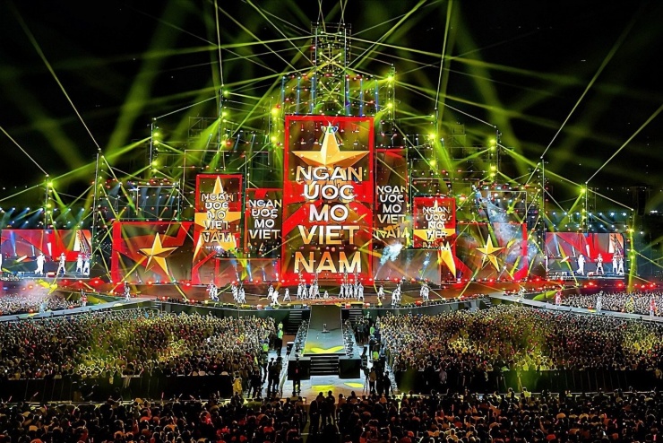 Vũ Cát Tường mang đến tiết mục Ngàn ước mơ Việt Nam, thổi bùng niềm tự hào dân tộc của hàng vạn khán giả tại Đông Anh bằng giọng hát giàu cảm xúc và dàn dựng sáng tạo.