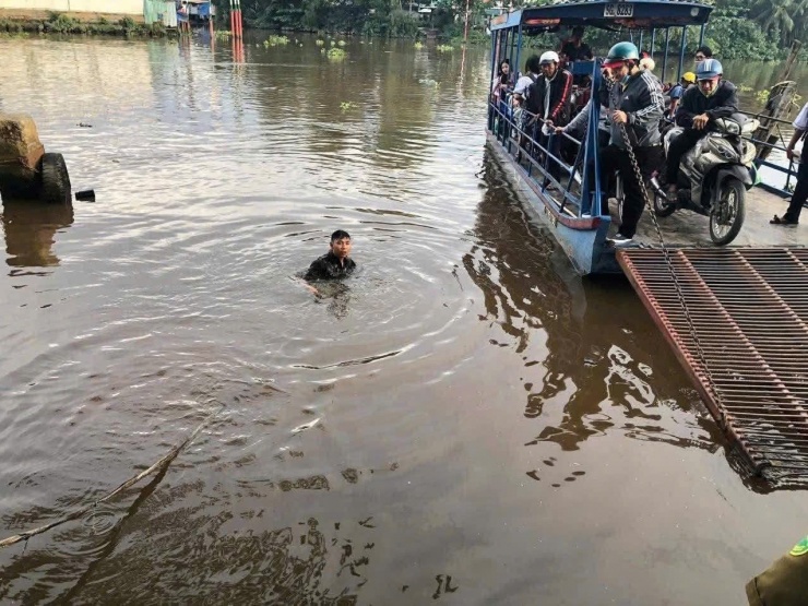 Hình ảnh anh Hoàng nhảy xuống sông cứu học sinh (ảnh: Cơ quan chức năng cung cấp)