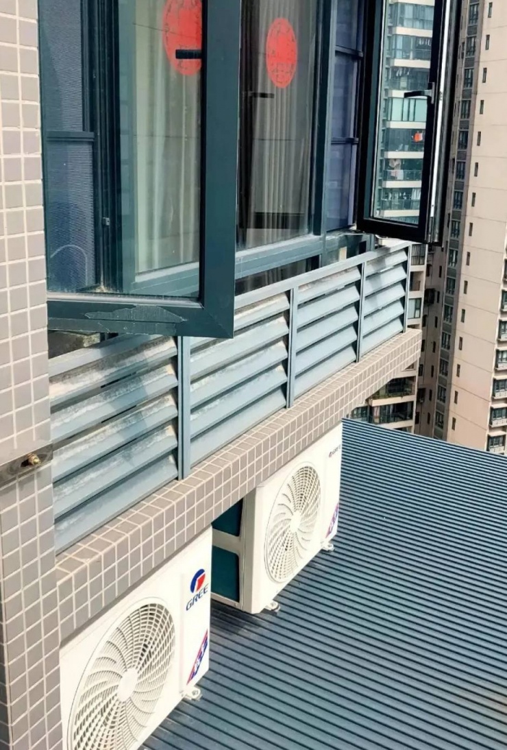 Cục nóng điều hòa phả hơi khiến nhà ông Ngô khó chịu suốt 1 năm. Ảnh: QQ