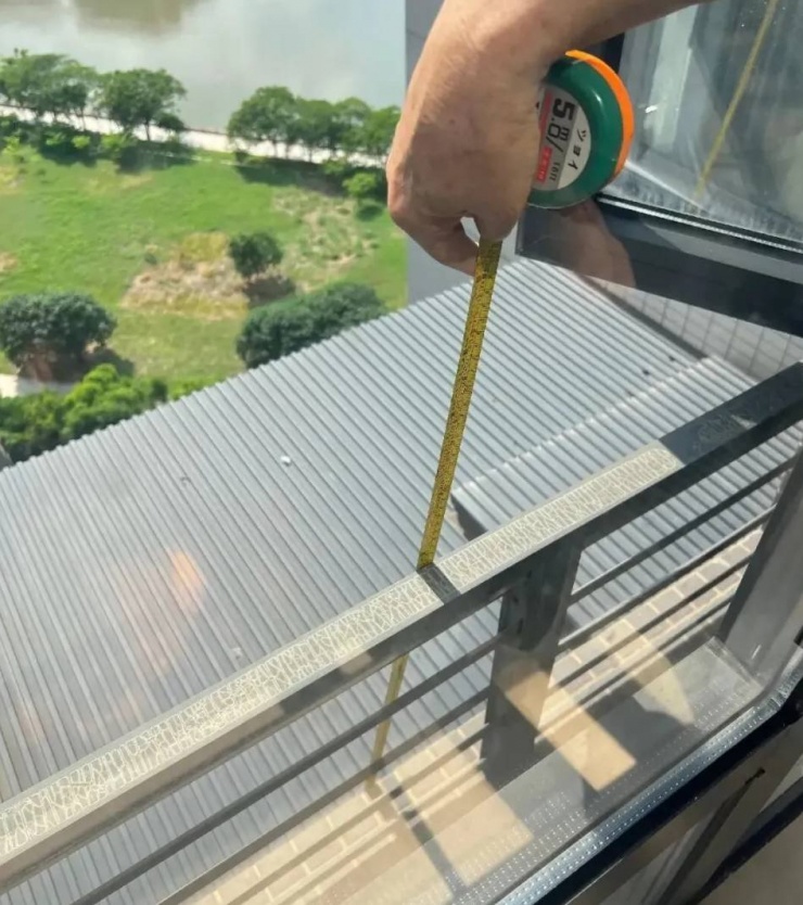 Mái che cách cửa sổ tầng trên khoảng 0,9m. Ảnh: QQ